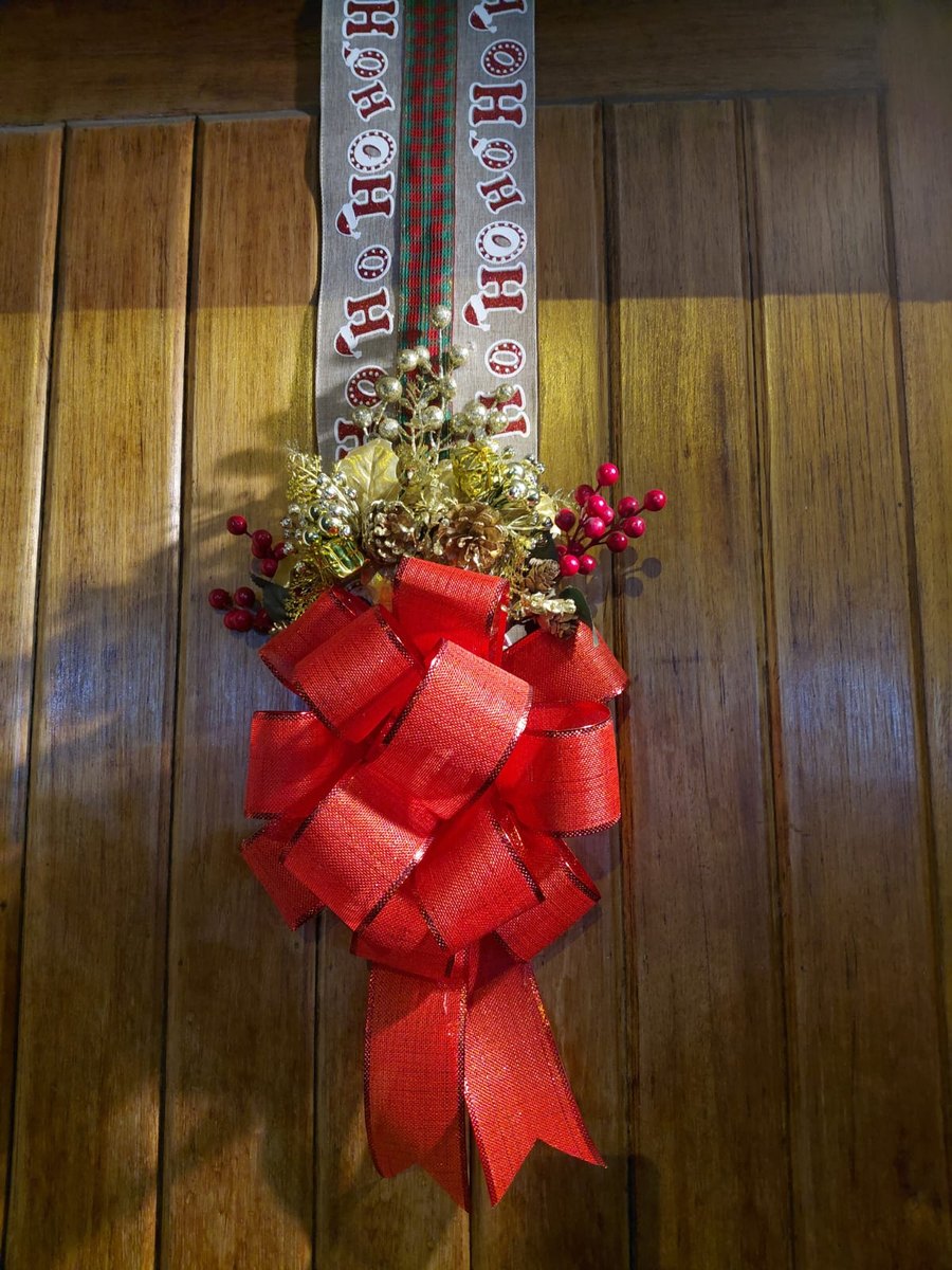Escapulario de yute con Ho Ho Ho y gran moño rojo con orilla dorada