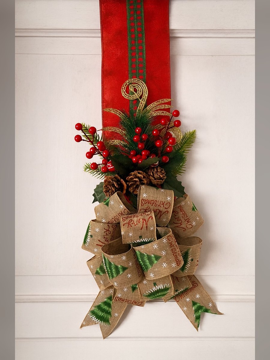 Escapulario de cinta roja con moño de yute con arbolitos y Merry Christmas